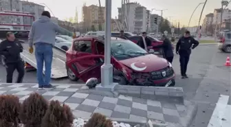 Aksaray'da iki otomobilin çarpıştığı kazada 4 kişi yaralandı