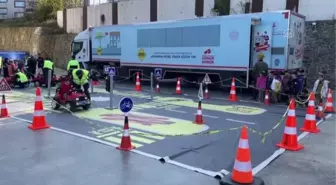 Jandarma personeli vatandaş ve öğrencileri trafik konusunda bilgilendirdi