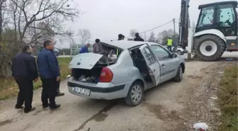 KAMYONUN ÇARPMASIYLA SAVRULAN OTOMOBİL, KEPÇE OPERATÖRÜNE ÇARPTI: 1 ÖLÜ, 2 YARALI