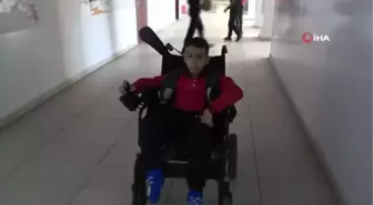 Tekerlekli sandalyesiyle arkadaşlarına rol model oldu