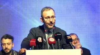 Gençlik ve Spor Bakanı Kasapoğlu, sanatçılarla sahneye çıktı, şarkı söyledi
