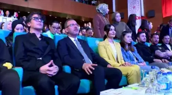 Bakan Kasapoğlu, sahnede şarkı söyledi