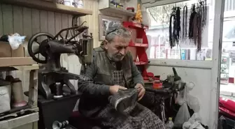 Konteynerden bozma kulübede ekmeğini ayakkabı tamir ederek çıkarıyor