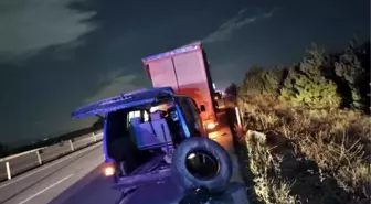 TIR, patlayan lastiği tamir edenlere çarptı: 2 ölü