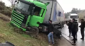 Yolcu otobüsüyle tırın çarpışması sonucu 4 kişi yaralandı