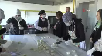 Çocuklar, anneleri ile aynı çatı altında eğitim alıyorlar