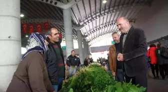 Başkan Ertürk pazaryerinde esnaf ve vatandaşlarla bir araya geldi