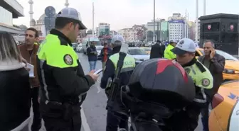 Beyoğlu'nda aracı trafikten men edilen taksici polisle tartıştı