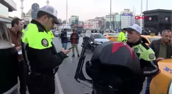 BEYOĞLU'NDA ARACI TRAFİKTEN MEN EDİLEN TAKSİCİ POLİSLE TARTIŞTI