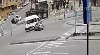 Kazada devrilen minibüsün altında kalmaktan kıl payı kurtuldu