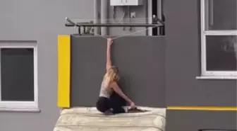 6'NCI KATTAKİ BALKONUN TENTESİNE İNEN KADIN, İTFAİYE MERDİVENİYLA ALINDI