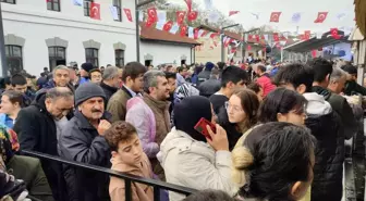 Arnavutköy'de 2.5 ton hamsi dağıtıldı