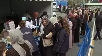 Bayrampaşa'da düzenlenen festivalde 3 ton hamsi dağıtıldı
