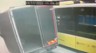 Kağıthane'de İETT şoförünün iki otobüs arasında sıkıştığı kaza kameraya yansıdı