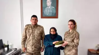 Mehmetçik için 17 çift çorap ördü