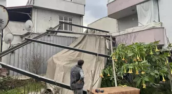 Şiddetli lodos nedeniyle bir binanın tentesi uçtu