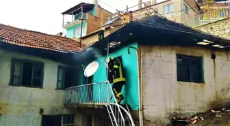 Soba bacasından çıkan yangın evi küle çevirdi
