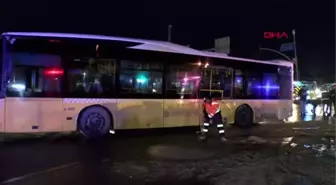 ARNAVUTKÖY'DE İETT OTOBÜSÜYLE MİNİBÜS ÇARPIŞTI; 14 YARALI