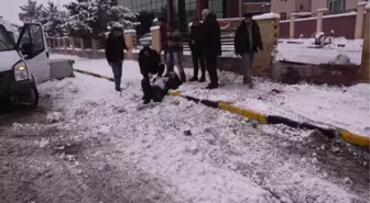 Bahçe duvarına çarpan minibüsteki 2 kişi yaralandı