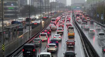 İstanbul'da yağmur nedeniyle trafik yoğunluğu yaşanıyor