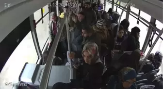 Otobüs şoförü, baygınlık geçiren yaşlı kadını hastaneye götürdü