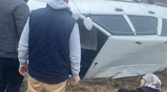 Takla atıp, tarlaya devrilen otomobildeki çift, yaralandı