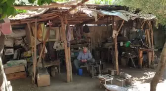 El yapımı bıçak ustası mesleğini 60 yıldır sürdürüyor