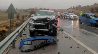 Orman müdürlüğünün kamyoneti ile otomobil çarpıştı: 4 yaralı