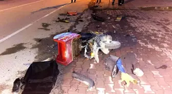 Otomobil ile motosikletli kurye çarpıştı, kaza kameraya yansıdı