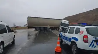 Yolda makas atan tır nedeniyle Çorum-Yozgat kara yolu 1,5 saat ulaşıma kapandı