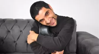 30 YIL SONRA GİYEBİLDİĞİ İLK AYAKKABISINA 'CANIM BENİM' DİYEREK SARILDI