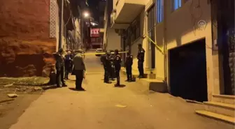 Evde bıçaklanmış halde bulunan genç hastanede öldü