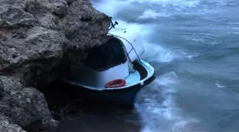 Kırklareli'nde ağlara takılan balıkçı teknesi karaya sürüklendi