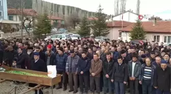 Kütahya'da 18 günlük yaşam savaşını kaybeden 8 yaşındaki çocuk toprağa verildi