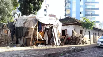 Sel felaketinin geride bıraktığı yastık ve battaniye oldu