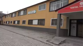 YÜKSEKOVA'DA YAŞAYAN IRAKLI 2 KADIN, MESLEK ÖĞRENİYOR