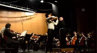 Keman virtüözü Iskandar Widjaja konser verdi
