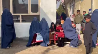 Yetersiz beslenme nedeniyle sütten kesilen Afgan annelerin bebekleri büyüyemiyor