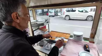 40 yıldır aynı yerde seyyar tezgah açıyor
