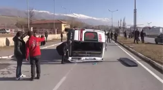Ambulansla sağlık hizmetleri aracı çarpıştı, 9 kişi yaralandı