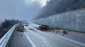 BARTIN'DA YAMAÇTAN KOPAN KAYALAR, YOLA DÜŞTÜ