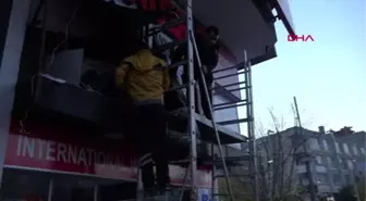 Tabelayı ışıklandırırken akımına kapıldı; küçük kızı kurtarma çalışmalarını endişeli gözlerle izledi