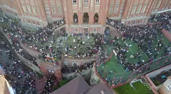 Yılda 1 kez ziyarete açılan Kırmızı Mektep'te yeni yıl kuyruğu! Sokaklar sıra bekleyen insanlarla dolup taştı