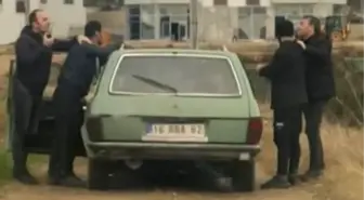 ÇALDIKLARI OTOMOBİLDE ÖNLERİ KESİLEREK YAKALANDILAR-O