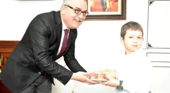 Kardeş illerin yöresel yiyeceklerini Müdür Akyol'a ikram ettiler