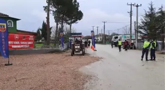 Traktörlerden kaynaklanan kazaların önlenmesi için reflektör dağıtıldı
