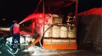 BİNGÖL'DE PAMUK YÜKLÜ TIR YANDI