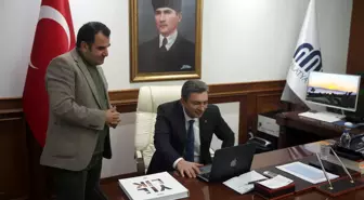 Malatya Valisi Hulusi Şahin, AA'nın 'Yılın Fotoğrafları' oylamasına katıldı