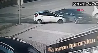 OTOMOBİL, YÖN TABELALARI İLE PARK HALİNDEKİ ARACA ÇARPTI: 2 YARALI; KAZA ANI KAMERADA