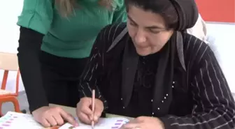 Çukurca'da kadınlar el sanatları kursuna ilgi gösteriyor
